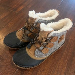 Youth size 2 “In and Out” fleece lined Sorel booties. Waterproof & rubber soles.